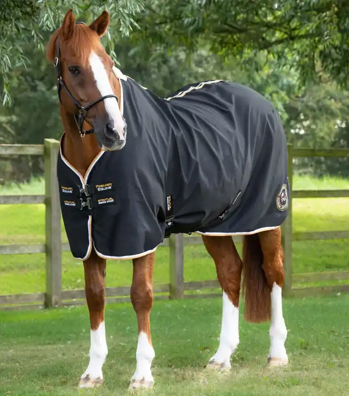 Lehká stájová deka Premier Equine Stratus - Barva ČernáVelikost 6,3" (145cm) Časově Omezené